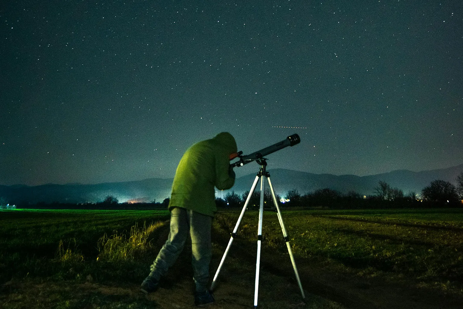 Sky-Watcher Evostar 90: Crisp, clear views of planets & the moon in a compact refractor telescope. Perfect for beginners & stargazers!