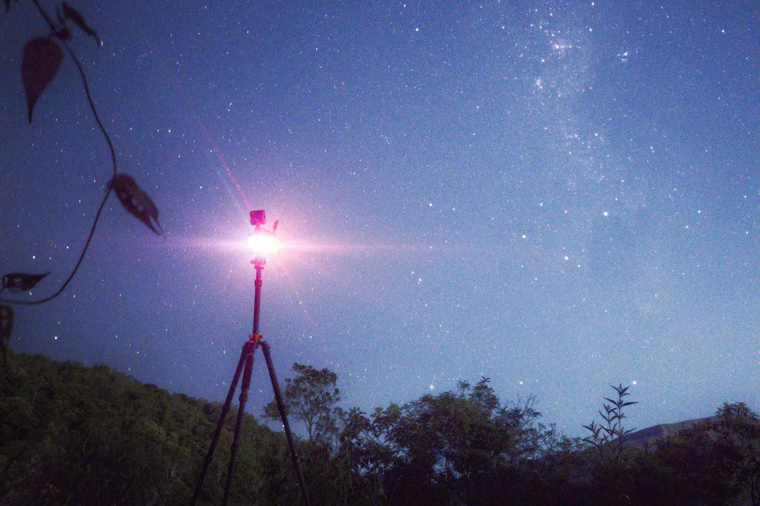 The Meade LX90-ACF telescope delivers stunning views of planets & galaxies with advanced optics and easy tracking.